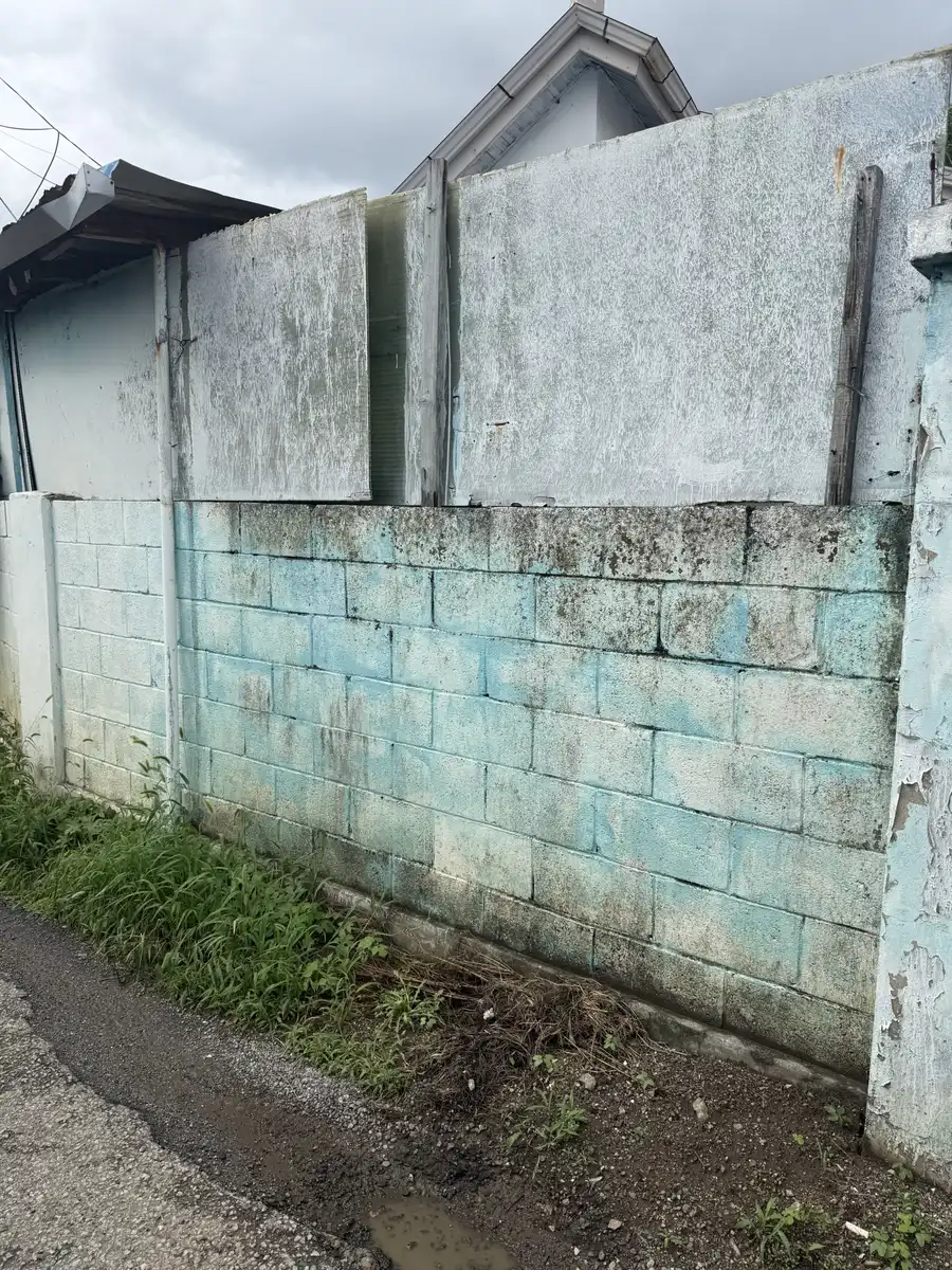외벽페인트 전 청록색 얼룩 블록 담벼락