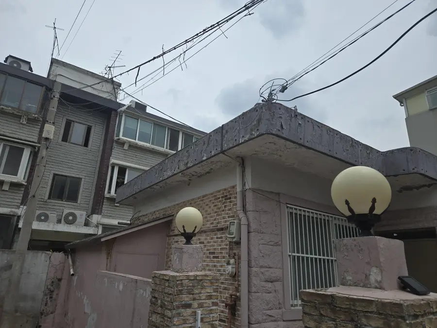 외벽페인트 시공 주택 처마와 외벽 상부 주택 현장